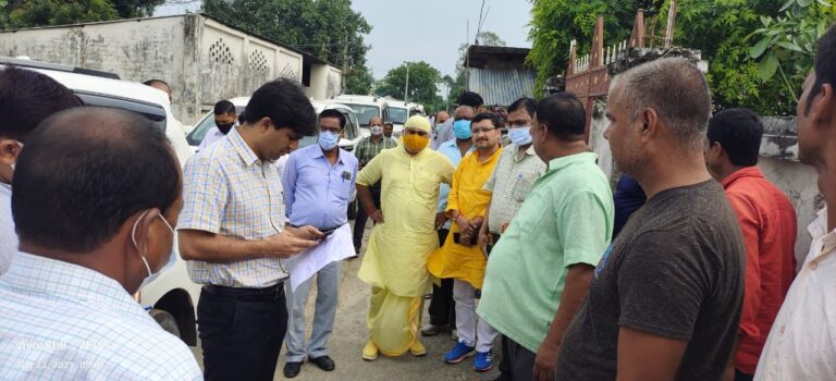 बाढ़ क्षेत्रों का डीएम ने किया दौड़ा, अधिकारियों पर हुए सख्त