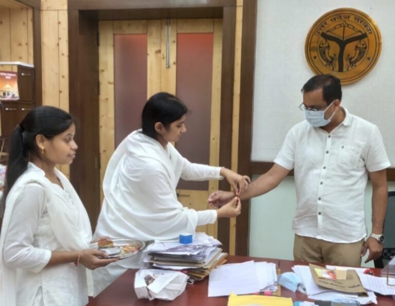 ब्रह्मकुमारी ने बांधी राखी बोलीं- रक्षाबंधन में बांधे मर्यादा का बंधन