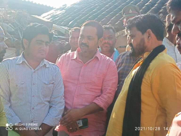 कैसरगंज में पीड़ित परिवार से मिलने पहुंचे सांसद बृजभूषण शरण सिंह