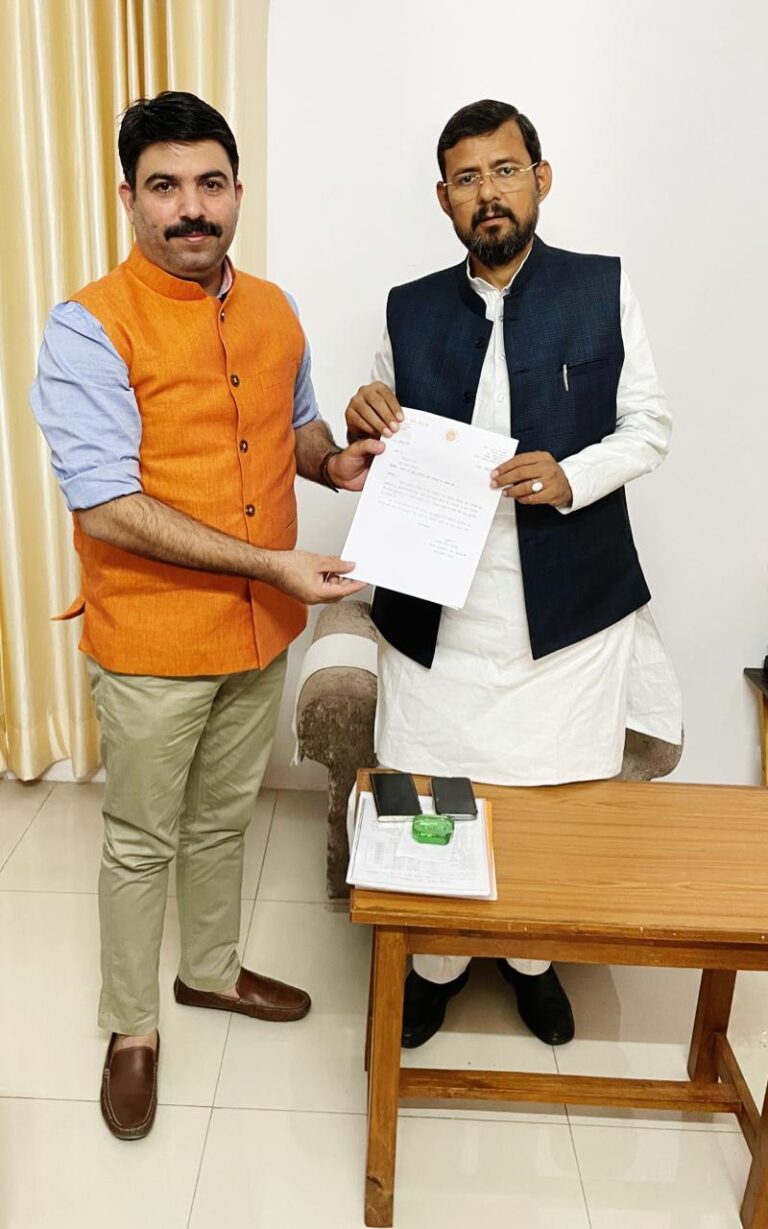 सीएम के सूचना सलाहकार ने परिवहन मंत्री को सौंपा ग्रामीणों का ज्ञापन