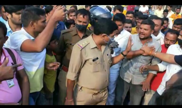 परशुराम सेना के पूर्वांचल प्रभारी पंकज पाण्डेय के नेतृत्व में किया गया चक्का जाम