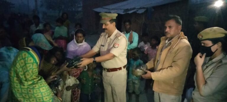 थानाध्यक्ष ने बाँटा मुसहरों में मिठाई-पटाखा