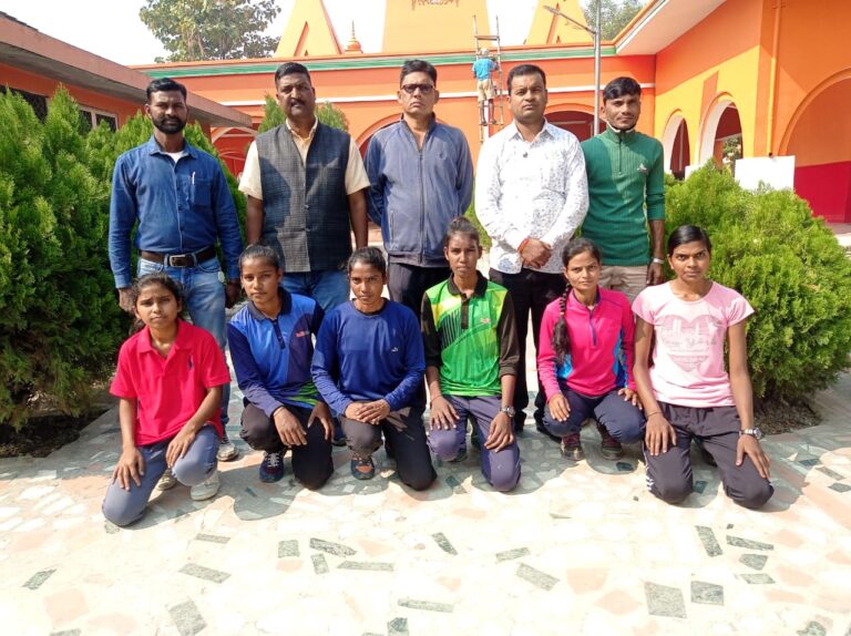 महिला साइकिल रेस में काजल कुशवाहा प्रथम और शोभा गोंड दुसरे स्थान पर रही