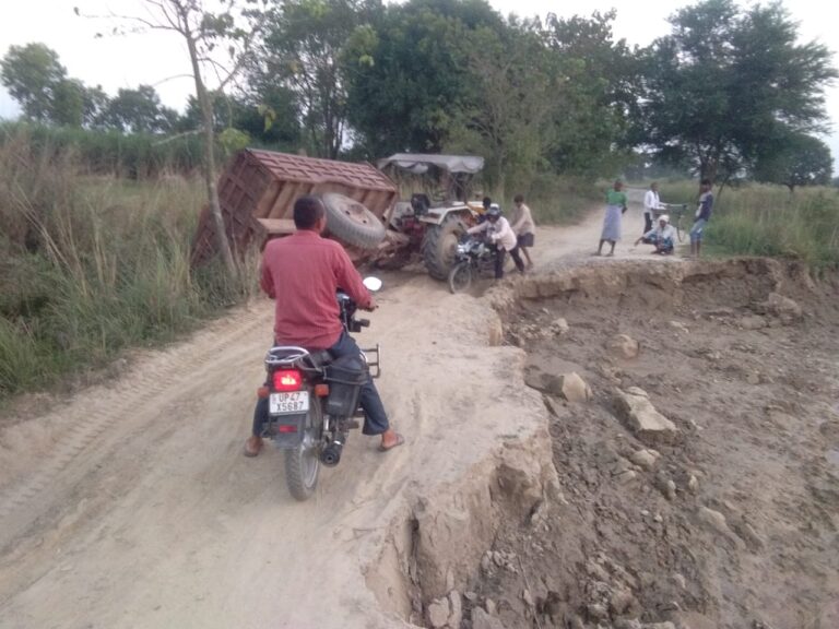 बाढ़ से सड़क कटकर गड्ढो में तब्दील आवागमन बाधित