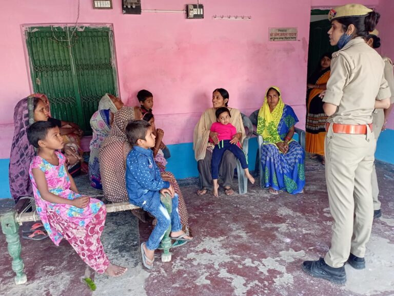 महिला सिपाही ने शक्ति मिशन फेज 3 के तहत महिलाओं को किया जागरूक