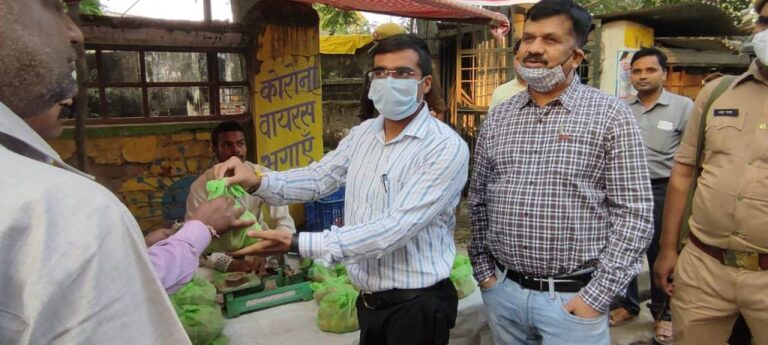 प्याज बिक्रय केन्द्र का जिलाधिकारी ने किया शुभारम्भ