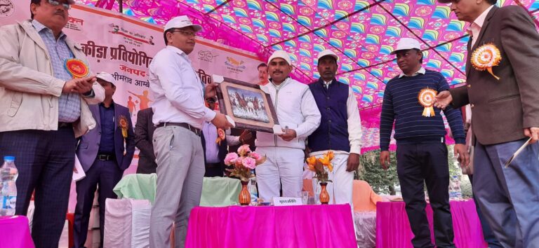 बेहतरीन कार्य के लिए जिलाधिकारी ने शिक्षक अंजनी सिंह को किया सम्मानित