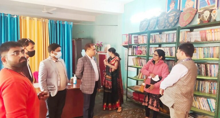 परिषदीय विद्यालयों की धरातलीय हकीकत परखने बलिया पहुंचीं अपर शिक्षा निदेशक सविता तिवारी