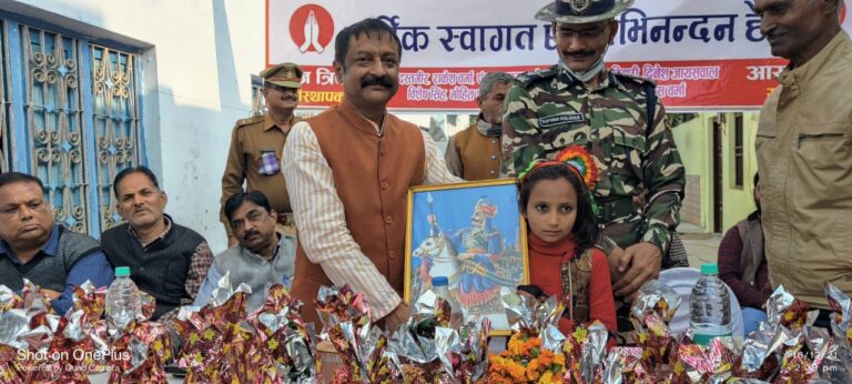 माँ राजेश्वरी एजुकेशनल ट्रस्ट के द्वारा आयोजित पुरस्कार वितरित में ब्लॉक प्रमुख व एसएसबी कमांडेंट को महापुरुष की चिंत्र भेट कर लिया आर्शीवाद बंदना शर्मा