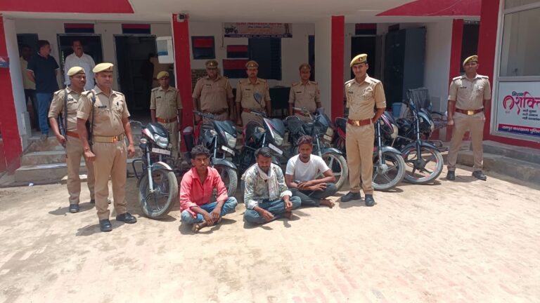 एसओजी देवरिया व थाना रामपुर कारखाना पुलिस द्वारा धरे गए 03 शातिर वाहन चोर, चोरी की 06 मोटरसाइकिलें बरामद।