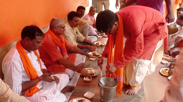 बड़े मंगलवार पर भक्तिमय हुआ माहौल,सैकड़ों लोगों एक साथ पढ़ा हनुमान चालीसा