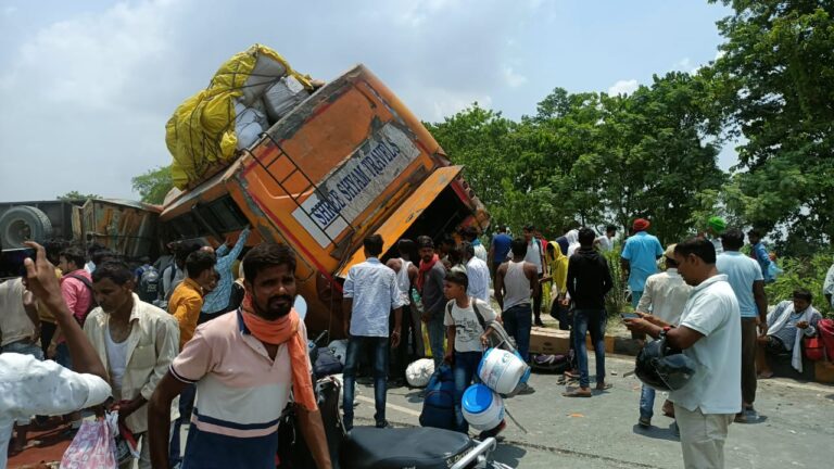 लग्जरी बस हादसे का शिकार तीन गंभीर