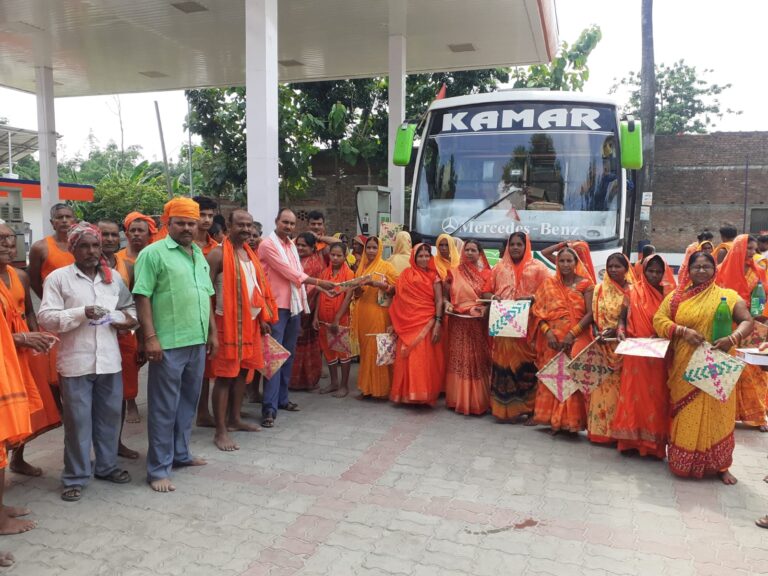 बाबाधाम जा रहे कांवरियों को कराया जलपान, प्रदान किए पंखे