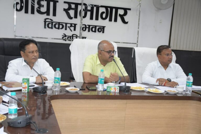 मिड-डे-मील में लापरवाही पर बरहज के बीईओ को चार्जशीट, वेतन रोका