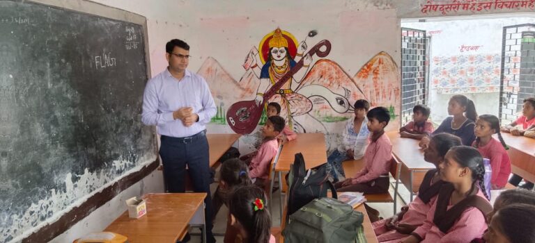 कम्पोजिट विद्यालय हारीपुर का डीएम ने किया औचक निरीक्षण