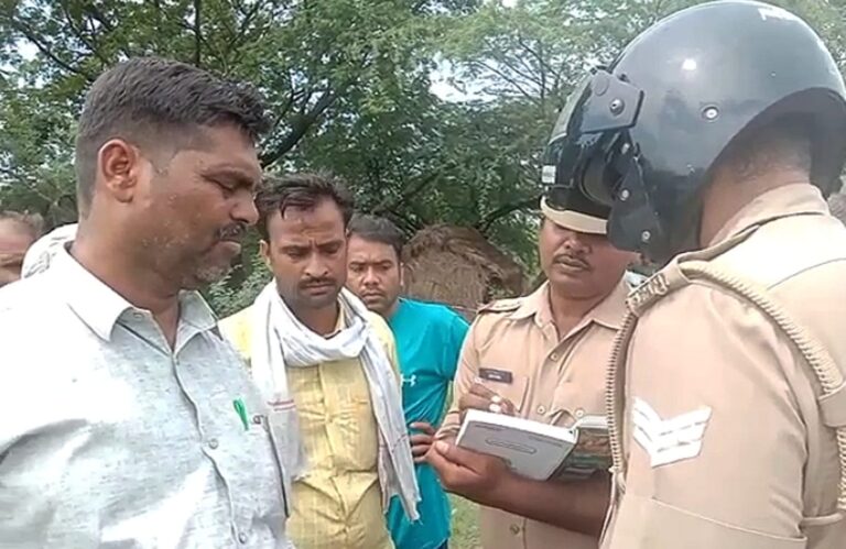 रहस्यमयी ढंग से बाइक के निचे दब कर एक व्यक्ति की हुयी मौत, पूरी रात सड़क किनारे पड़ी रही लाश