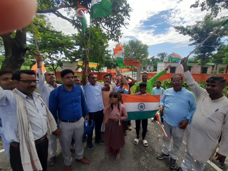 बीईओ के नेतृत्व में शिक्षकों ने निकाली तिरंगा रैली, वंदे मातरम से गुंजायमान हुई दिशाएं