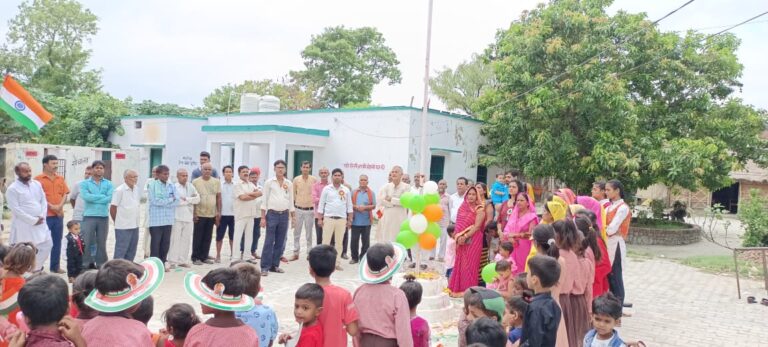 बरवाराजापाकड़ में उत्साह के साथ हुआ ध्वजारोहण, स्वतंत्रता दिवस की धूम