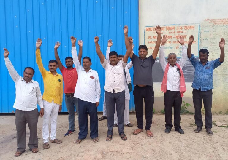 खाद्यान न मिलने से कोटेदारों की बढ़ी परेशानी, कार्ड धारक और दुकान के बीच ठनी रार