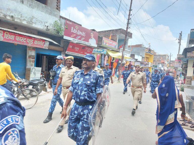 RAF फोर्स के साथ पुलिस ने किया फुट मार्च