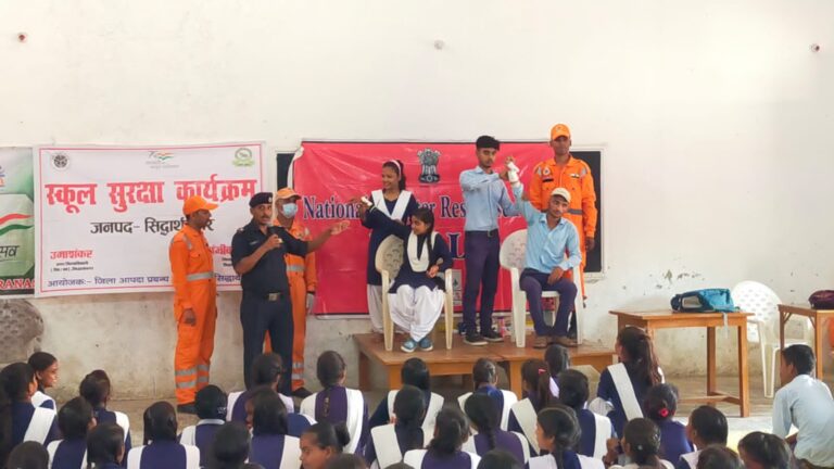 रतन सेन इंटर कॉलेज में एनडीआरफ का प्रशिक्षण कार्यक्रम