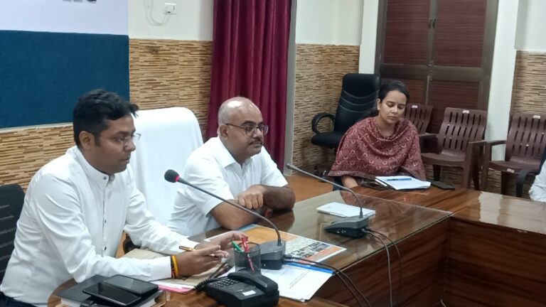 जिला निर्वाचन अधिकारी ने राजनीतिक दलों के प्रतिनिधियों के साथ की बैठक
