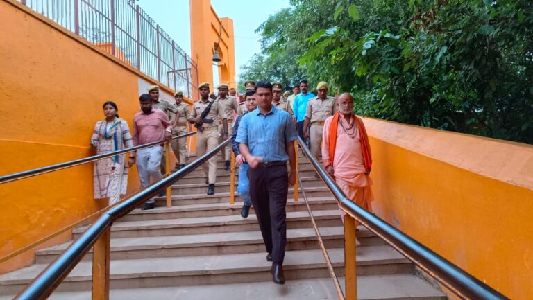 डीएम ने बाबा पृथ्वीनाथ मंदिर खरगूपुर का किया निरीक्षण दिए आवश्यक निर्देश