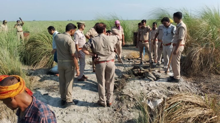 अवैध रूप से कच्ची शराब को लेकर बड़े पैमाने पर की गई छापेमारी