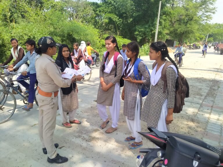 मिशन शक्ति अभियान के तहत जनपद के समस्त थानों में गठित पुलिस एण्टी रोमियो टीम द्वारा सार्वजिनक स्थल/बाजार/चौराहों आदि पर भ्रमण कर महिलाओं/बालिकाओं को जागरूक किया गया