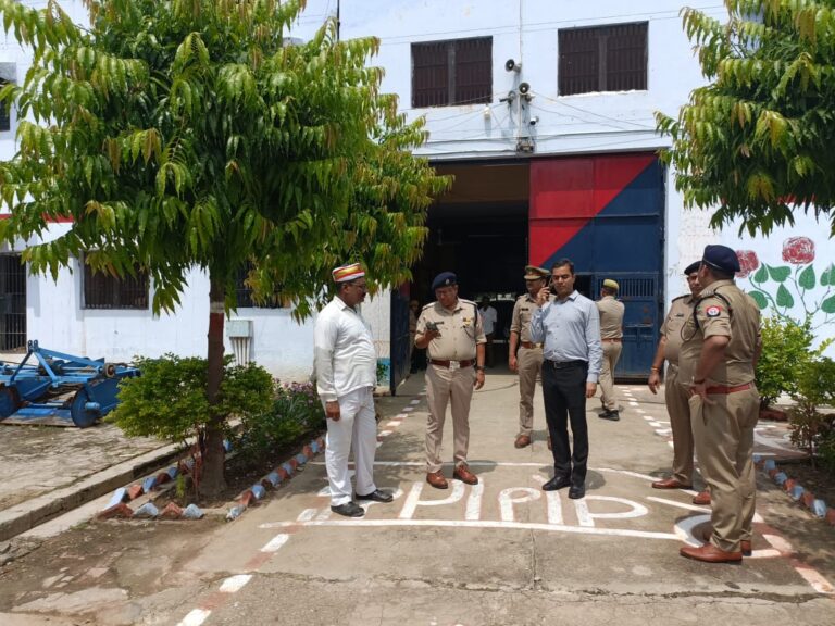 जिलाधिकारी ने किया जिला कारागार का औचक निरीक्षण, बंदियों को रोज योगा कराए जाने दिया निर्देश