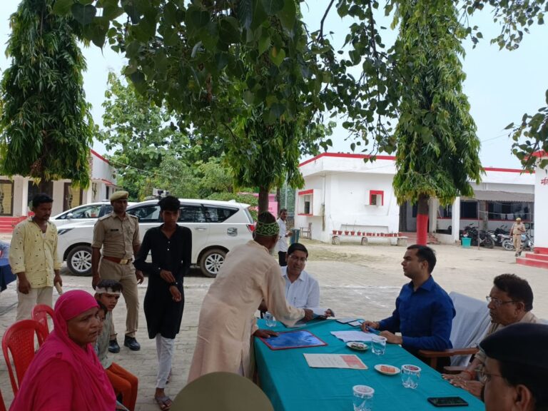 समाधान दिवस उतरौला में जिलाधिकारी एवं पुलिस अधीक्षक ने सुनी फरियादियों की शिकायतें, समयबद्ध एवं गुणवत्तापूर्ण ढंग से शिकायतों के निस्तारण का दिया निर्देश