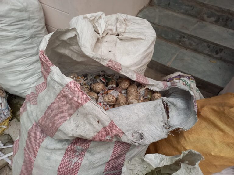 विस्फोटक सामग्री मिलने से छेत्र में दहशत ,पुलिस ने 25 किलो बारूद किया बरामद ,3 गिरफ्तार