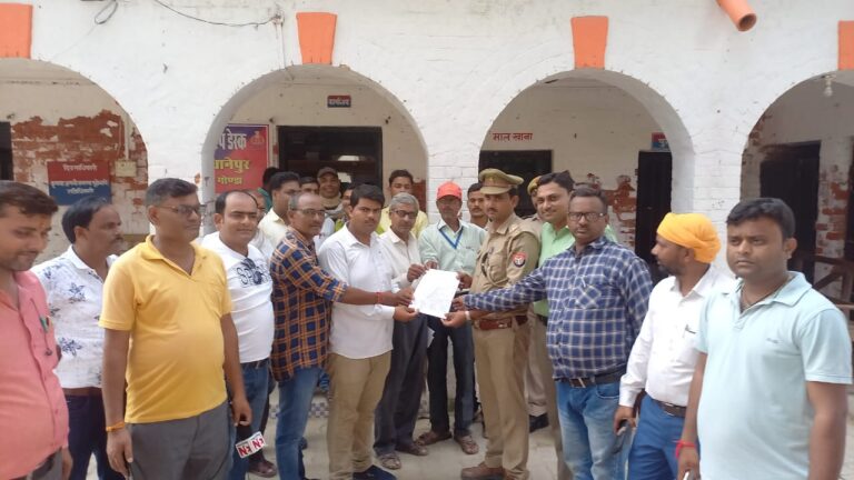 पत्रकार पर फर्जी मुकदमा लिखे जाने से पत्रकारों में आक्रोश, मुख्यमन्त्री को सम्बोधित सौंपा ज्ञापन