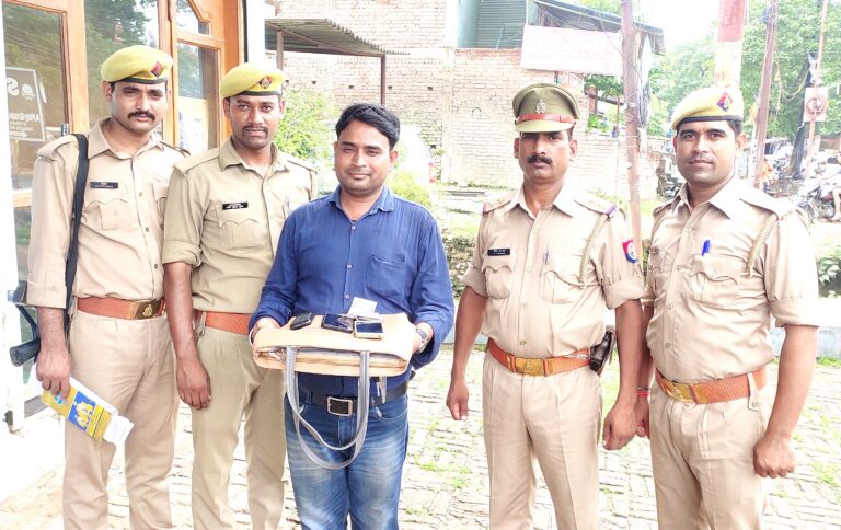 24 घण्टे के अन्दर गायब 3 मोबाइल व कैश पुलिस ने किया बरामद