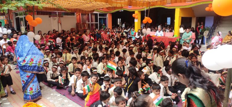 देवरिया के स्कूलों में स्वतंत्रता दिवस पर हुआ रंगा रंग कार्यक्रम