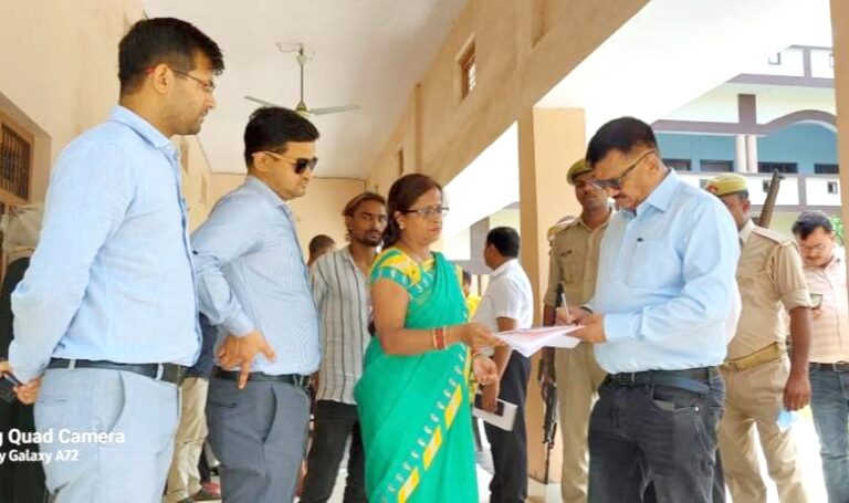 बूथों का निरीक्षण कर डीएम ने आधार एकत्रीकरण अभियान का किया निरीक्षण