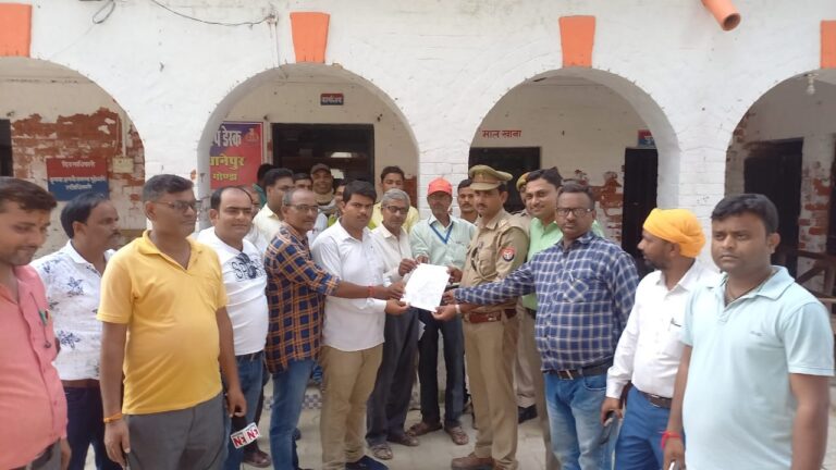 पत्रकार पर फर्जी मुकदमा लिखे जाने से पत्रकारों में आक्रोश, मुख्यमन्त्री को सम्बोधित सौंपा ज्ञापन