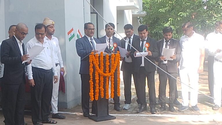 देवरिया में धूमधाम से मना 79वां स्वतंत्रता दिवस, न्यायालय से लेकर प्रशासनिक भवनों तक फहराया तिरंगा