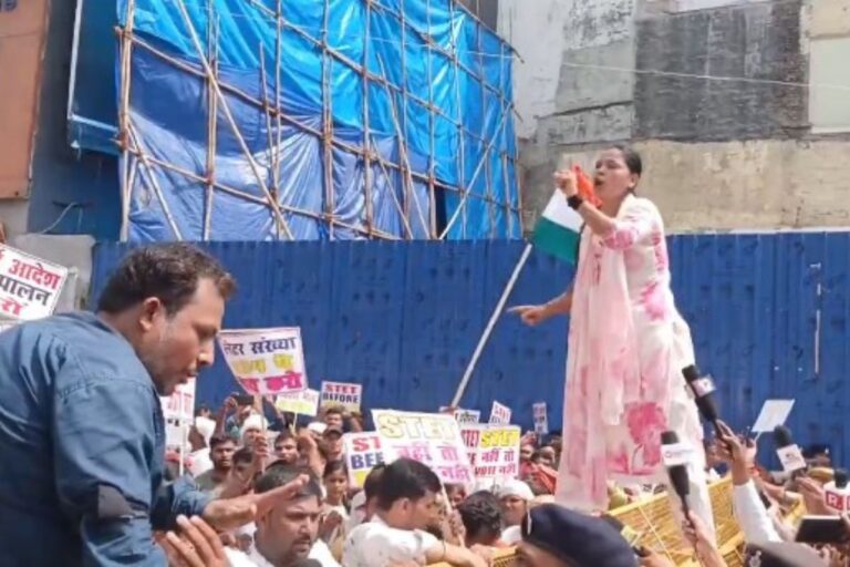 STET अभ्यर्थियों का डाकबंगला चौराहा पर प्रदर्शन, पुलिस ने संभाला मोर्चा