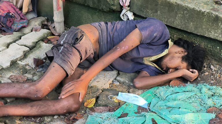 “अस्पताल रोड पर बेसहारा जिंदगी: छह महीने से विक्षिप्त हाल में पड़ा युवा, न प्रशासन जागा न समाज”
