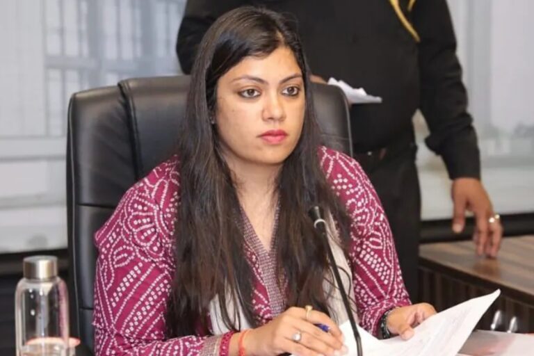 गौतमबुद्ध नगर को पहली बार महिला जिलाधिकारी, मेधा रूपम ने संभाली कमान