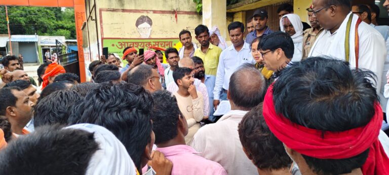 अवैध वसूली बंद करने की मांग को लेकर सड़क पर उतरे ई-रिक्शा चालक