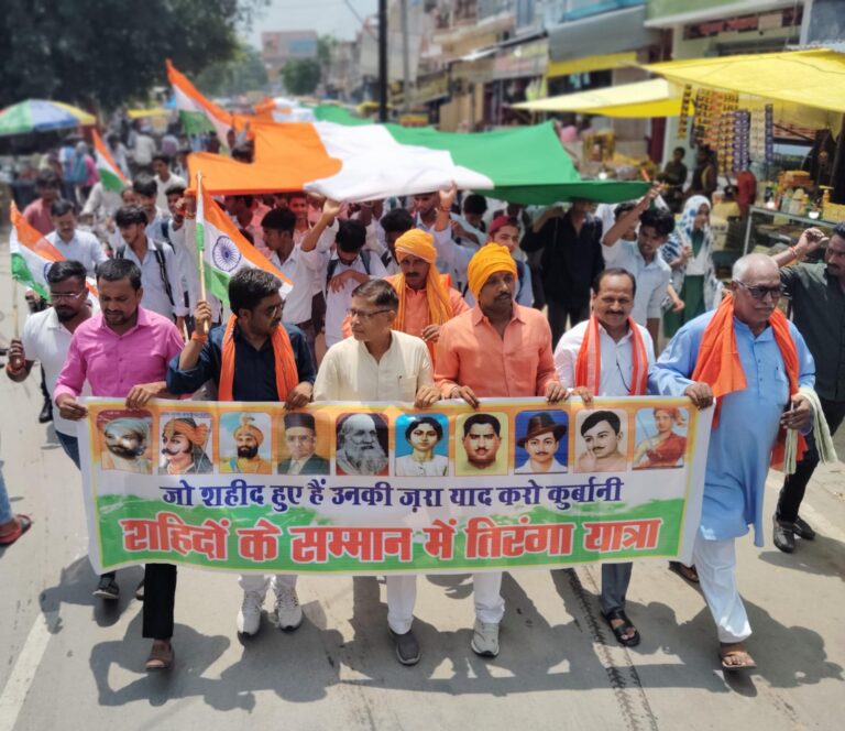 बिस्मिल की समाधि स्थल से निकली 121 मीटर लंबी तिरंगा यात्रा