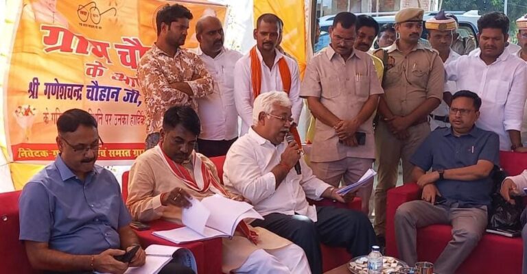ग्राम चौपाल में सुनी गई ग्रामीणों की समस्याएं, अधिकारियों को मौके पर मिले निर्देश