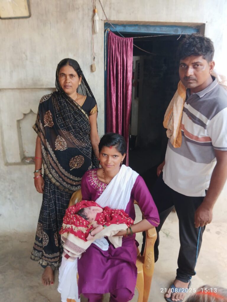 भतीजी को दवा लेने जाते समय मिली नवजात बच्ची, परिवार ने अपनाया