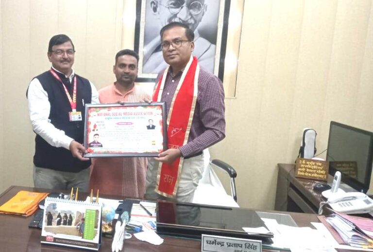 कांवड़ यात्रा सकुशल संपन्न होने पर डीएम को किया सम्मानित