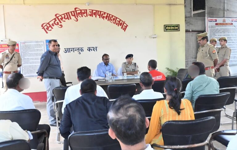डीएम व एसपी ने थाना समाधान दिवस पर सुनी फरियादियों की फरियाद