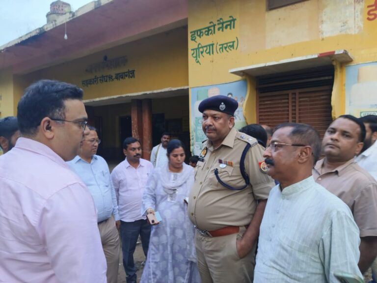 डीएम और एसपी ने सहकारी संघ लिमिटेड का किया औचक निरीक्षण