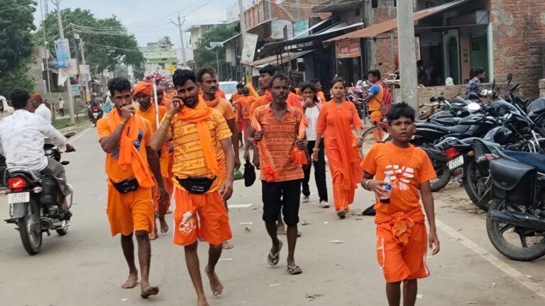 कजरी तीज पर ‌ जलाभिषेक के लिये रवाना हुए कांवरिया