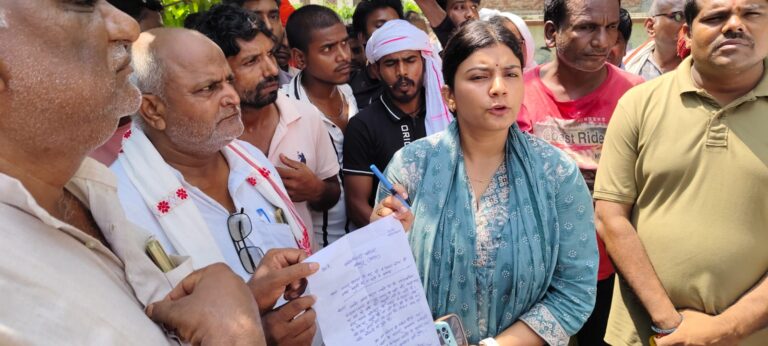 सलेमपुर नगर पंचायत में ई-रिक्शा चालकों का हंगामा, अवैध स्टैंड शुल्क वसूली पर रोक की मांग